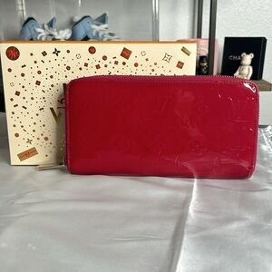 Louis Vuitton vernis dark pink/ red wallet♥️